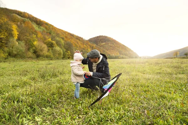 Uçurtma ile küçük kızı babasıyla. Sonbahar doğa. — Stok fotoğraf