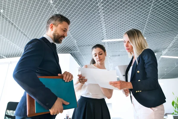 Drei Geschäftsleute im Büro im Gespräch. — Stockfoto