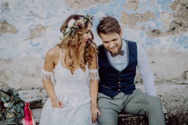Güzel gelin ve damat eski püskü evin önünde.