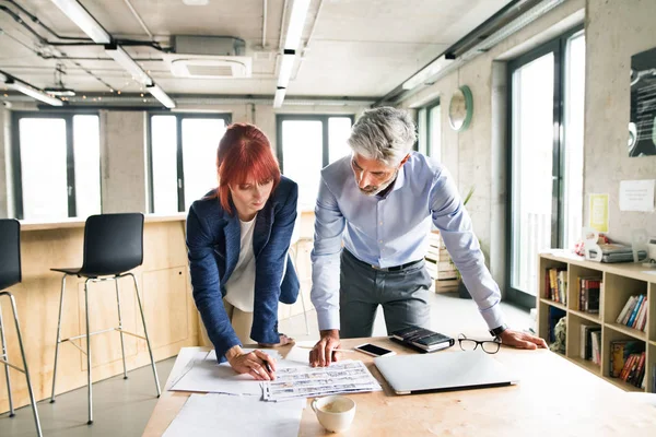 一緒に話して office のビジネス人々. — ストック写真