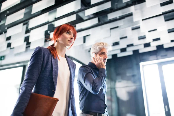 Geschäftsleute im Büro telefonieren. — Stockfoto