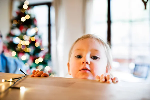 Dziewczynka w kuchni w czasie świąt Bożego Narodzenia. — Zdjęcie stockowe