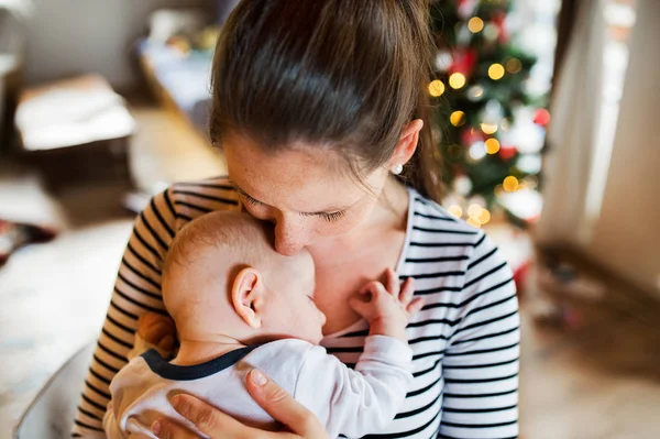 Junge Frau mit einem kleinen Jungen zur Weihnachtszeit. — Stockfoto