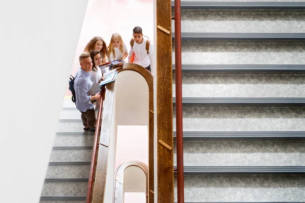 Tonåriga elever på trappan i gymnasiet. — Stockfoto