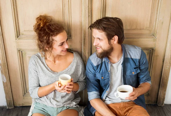 Young couple moving in new house, resting. — Stock Photo, Image