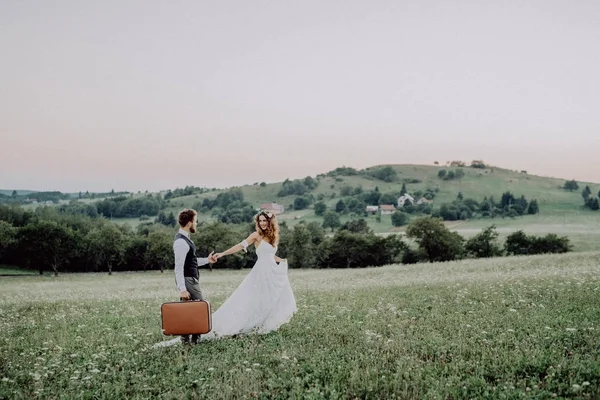 Belle mariée et marié au coucher du soleil dans la nature verte . — Photo