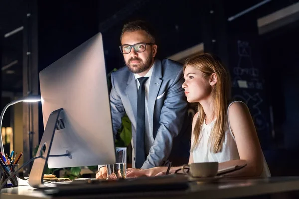 Ondernemers in het kantoor bij nacht werkt laat. — Stockfoto