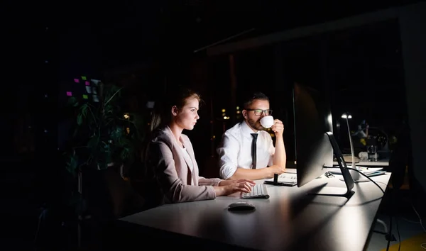 Ondernemers in het kantoor bij nacht werkt laat. — Stockfoto