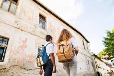 İki genç turist ile eski şehir sırt çantaları.