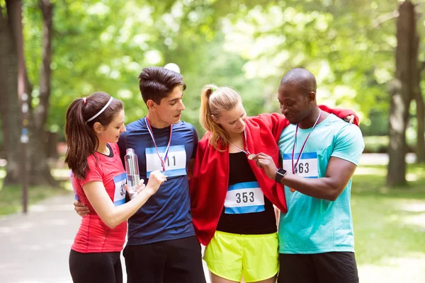 Grupo de jóvenes amigos en forma feliz después de terminar la carrera . — Foto de Stock