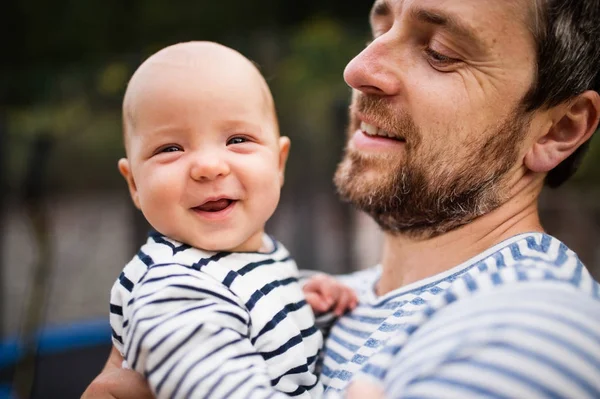 Padre con bebé, día de verano . — Foto de Stock