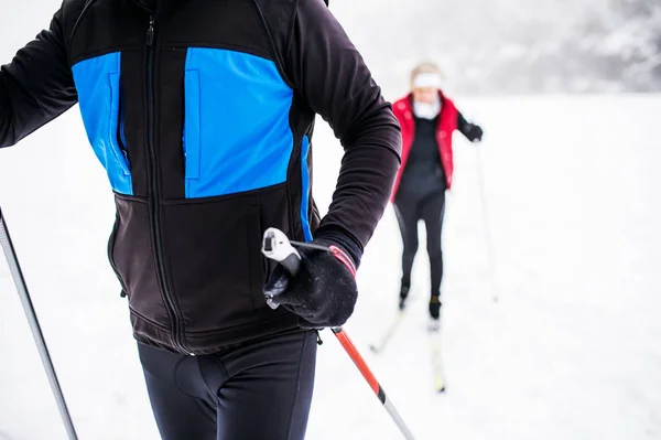 高级夫妇越野滑雪. — 图库照片