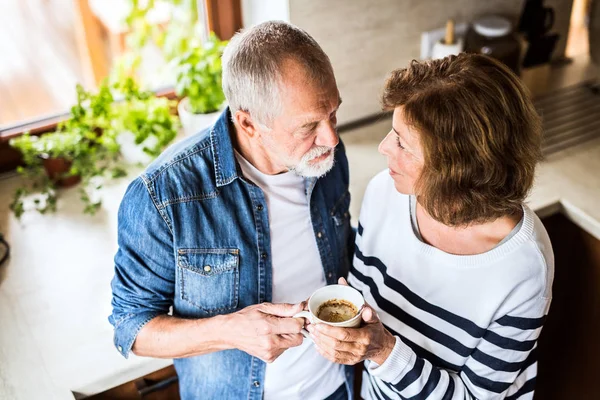 Pareja mayor en la cocina. — Foto de Stock