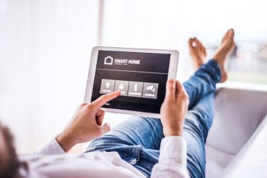 Bir tablet ile akıllı ev perde.