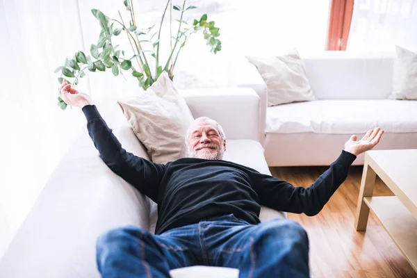 Homem idoso em casa . — Fotografia de Stock