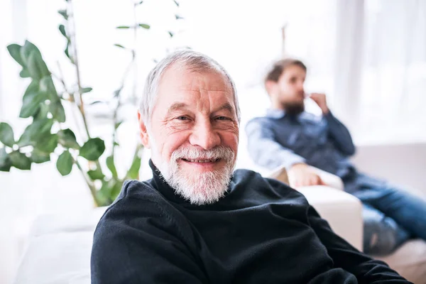 Hipster fils et son père aîné à la maison . — Photo