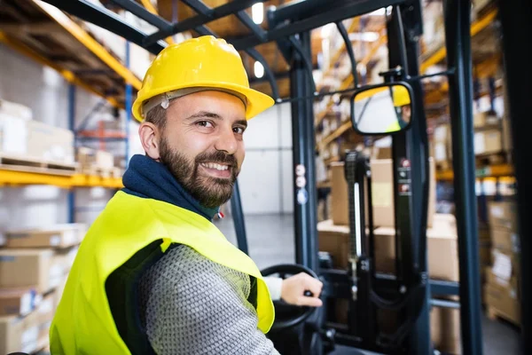 Trabajador de almacén con carretilla elevadora. —  Fotos de Stock