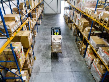 Forklift kullanan bir depocu..