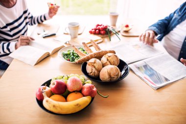 Üst düzey çift evde kahvaltı.