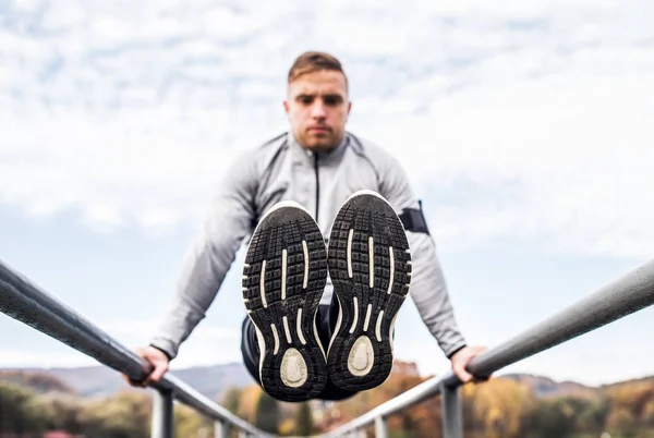 Jonge man doen oefening in park. — Stockfoto