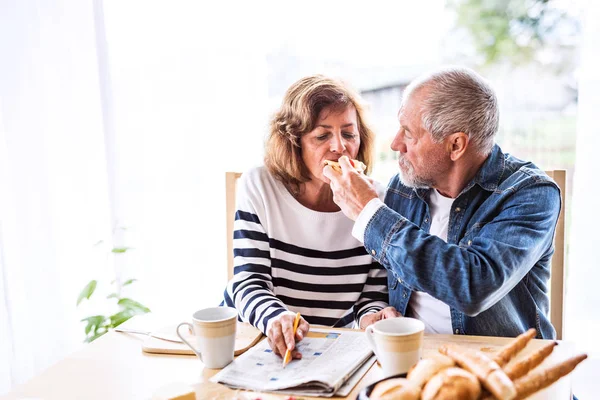 Pareja mayor desayunando en casa . —  Fotos de Stock