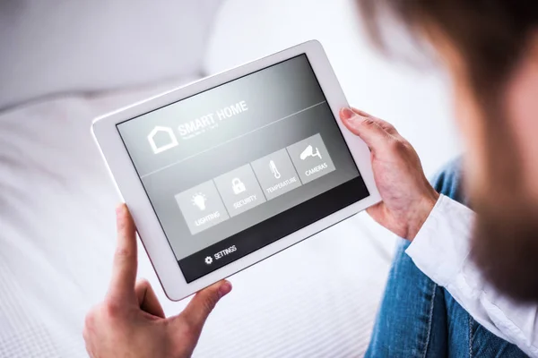 Un tablet con schermata iniziale intelligente . — Foto Stock