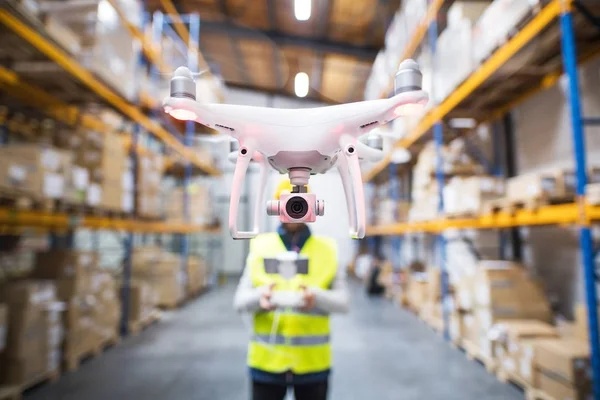 Homem com drone num armazém . Imagens De Bancos De Imagens Sem Royalties