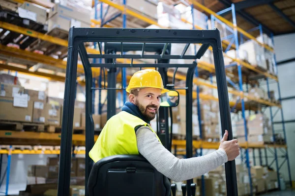 Armazém homem trabalhador com empilhadeira. — Fotografia de Stock