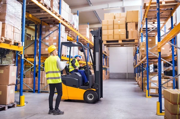 Jóvenes trabajadores de almacenes trabajando juntos . — Foto de Stock