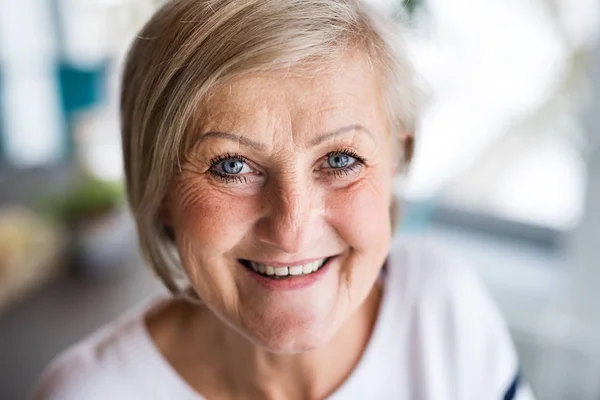 Porträt einer Seniorin zu Hause. — Stockfoto