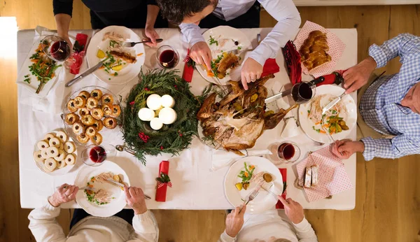 Hermosa gran familia celebrando la Navidad juntos . —  Fotos de Stock