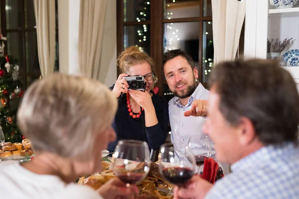 Casal jovem celebrando o Natal juntos em casa . — Fotografia de Stock