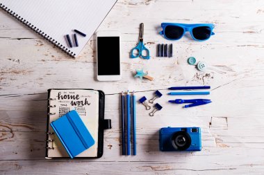 Beyaz arka plan üzerinde geri kompozisyon okul.