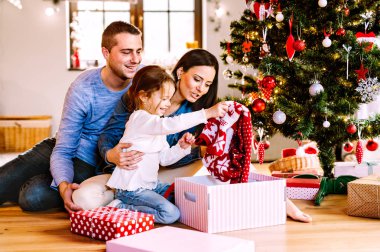 Genç kızı Noel ağacının evde ailesiyle.