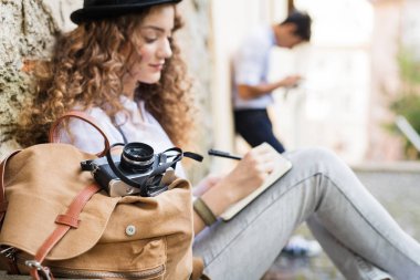 İki genç turistler eski şehir.