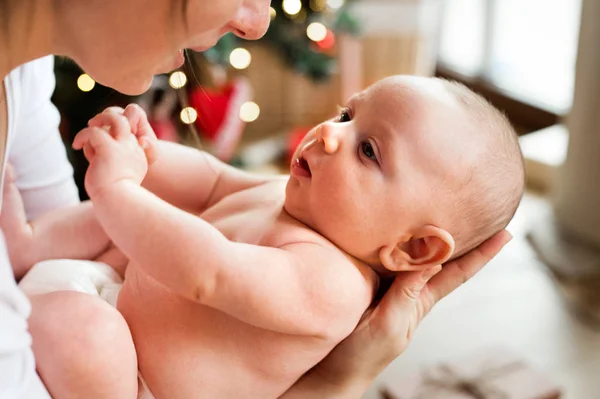 Tanınmayan bir bebek çocuk Noel zamanda kadınla. — Stok fotoğraf