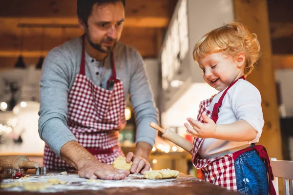 Fiatal család, így a cookie-k otthon. — Stock Fotó