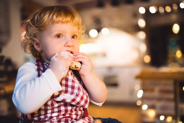 Niño haciendo galletas de jengibre en casa . — Foto de Stock