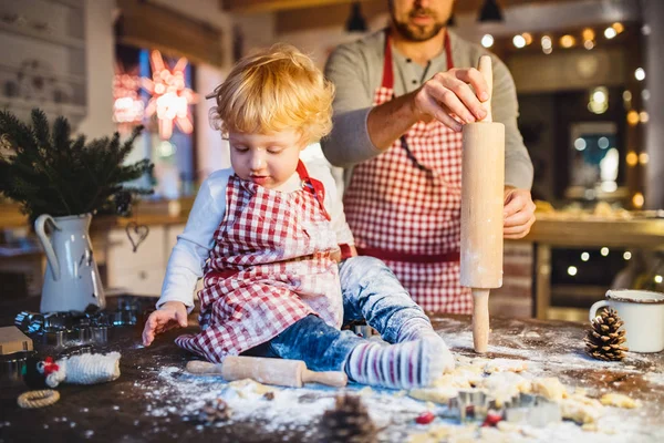 Mladá rodina při cookies doma. — Stock fotografie