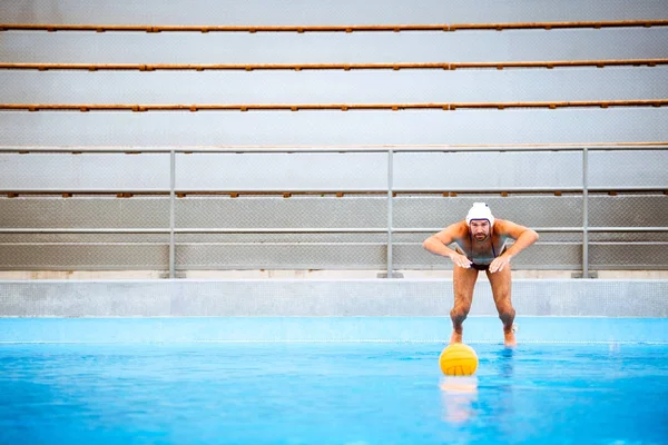 Joueur de water polo dans une piscine . — Photo
