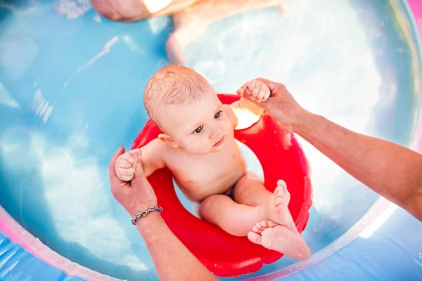 Маленький мальчик в бассейне . — стоковое фото
