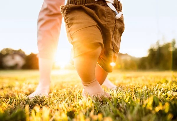 Oigenkännlig mor och barn går utanför. — Stockfoto