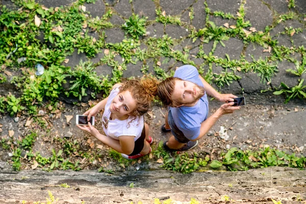 Pareja joven con smartphones en la ciudad . —  Fotos de Stock