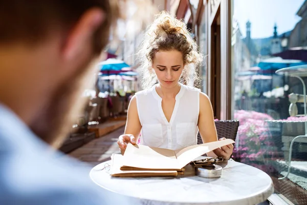 Giovane donna seduta in un caffè . — Foto Stock