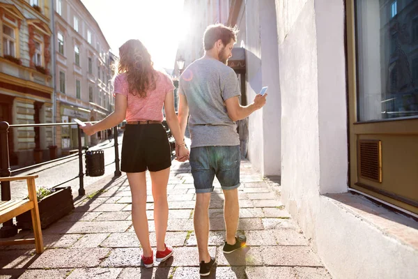 Jovem casal com smartphones na rua . — Fotografia de Stock