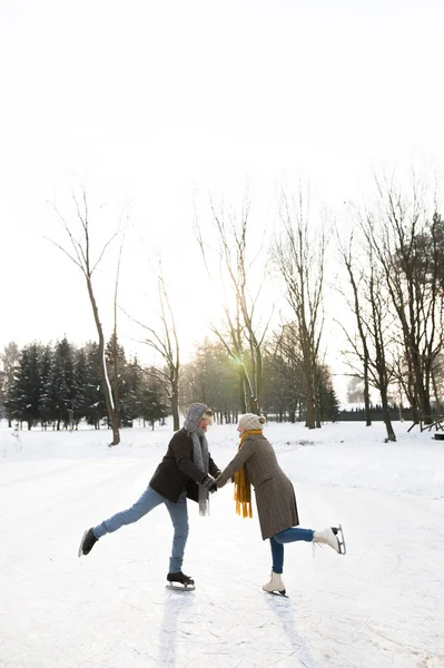 Coppia senior in soleggiato inverno natura pattinaggio su ghiaccio . — Foto Stock