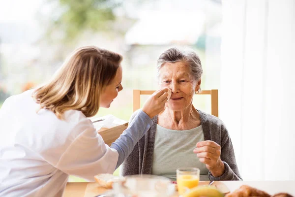 Health visitor and a senior woman during home visit. — Stock Photo, Image