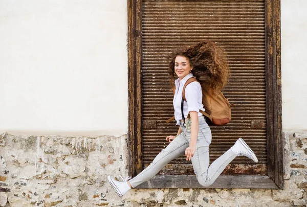 Schöne junge Touristin in der Altstadt. — Stockfoto