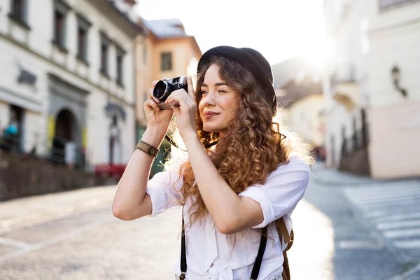 Krásné mladé turistické s kamerou na starém městě. — Stock fotografie