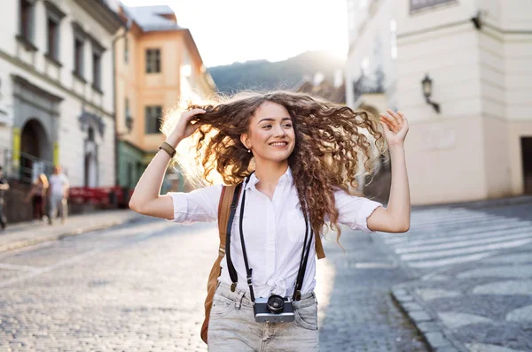 Unga turist med kamera i gamla stan — Stockfoto